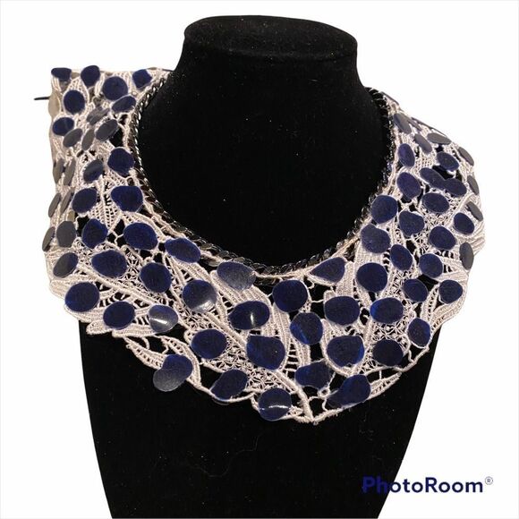 Unique fabric and metal collared choker cottage - Picture 1 of 8